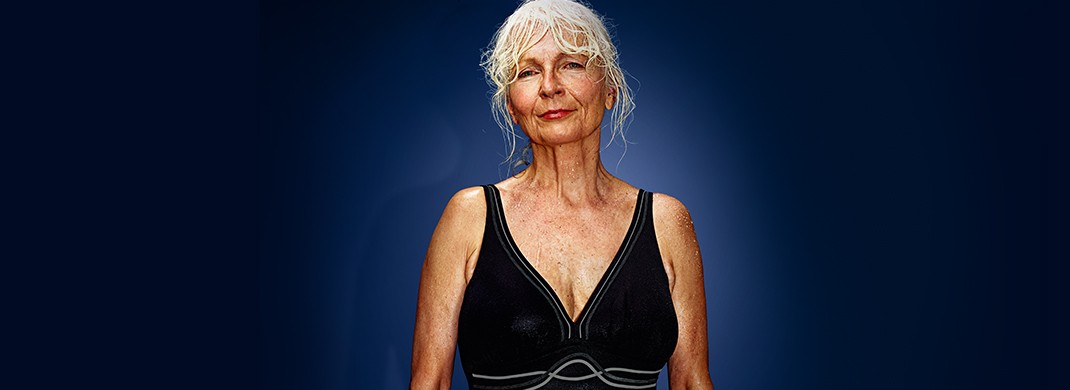 Ältere Frau im Badeanzug