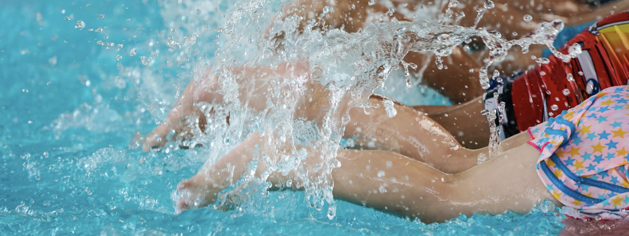 Kinderbeine im Wasser