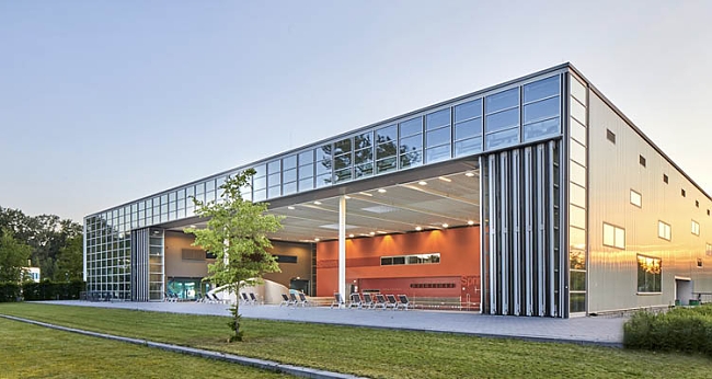 Außenansicht der Schwimmhalle Inselpark