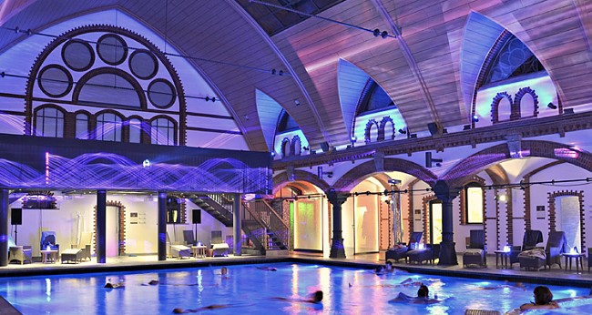 Sole-Therme mit Kuppel und Eventbeleuchtung.