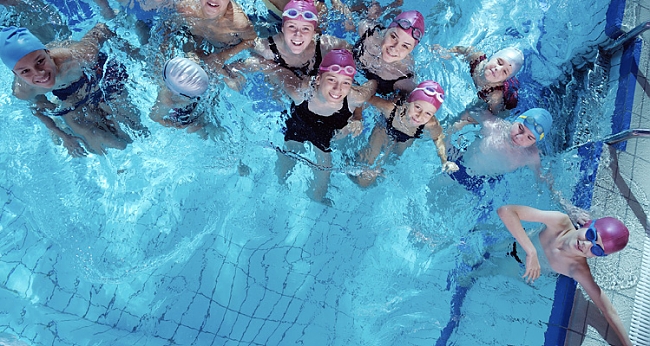 Gruppe Kinder im Wasser von oben