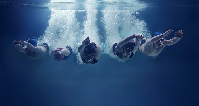 Schwimmer unter Wasser in der Bewegung