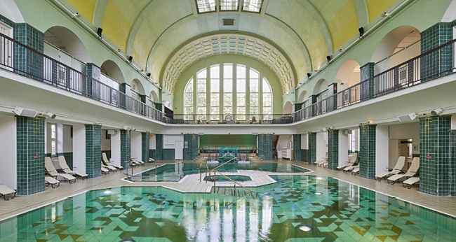 Therme mit Kuppel und großem Fenster