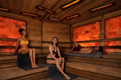 3 Personen in der Himalaya-Salzstein-Sauna.