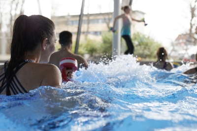 Frau im Wasser von hinten während teilnahmen Kurs