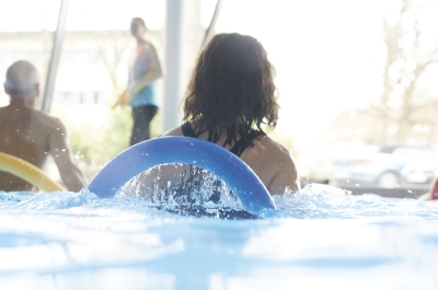 Gruppe beim Aqua Rückenfit mit Schwimmnudeln