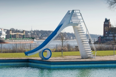 Kleine Rutsche die ins Freibadbecken führt.