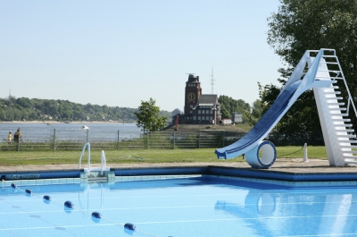 Kleine Rutsche die ins Freibadbecken führt.