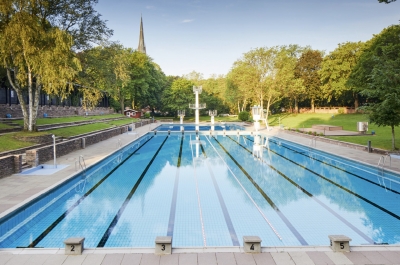 Becken mit Startblöcken und langen Bahnen zum Schwimmen.