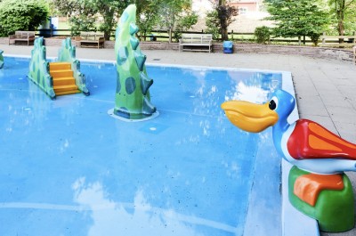 Outdoor Wasserspielplatz mit verschiedenen Figuren.