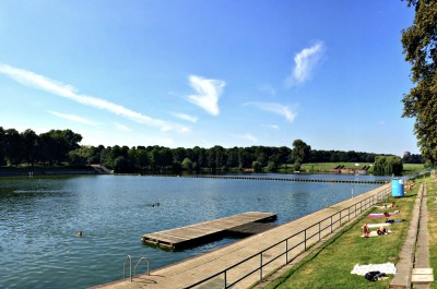 Außenansicht des Stadtparksees und Liegewiese.