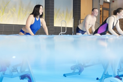 Personen auf Fahrrädern, die im Wasser stehen