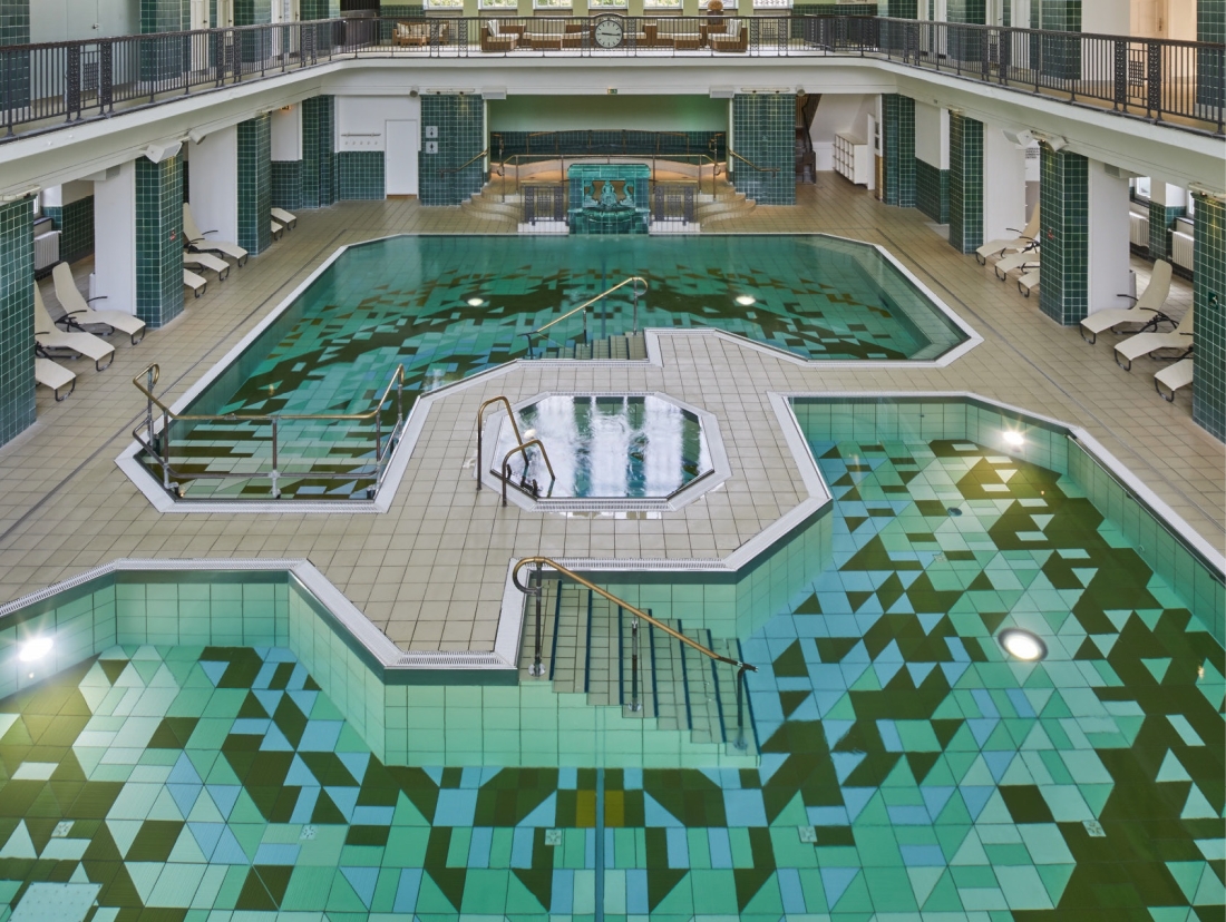 Therme mit grünem Mosaikboden von oben