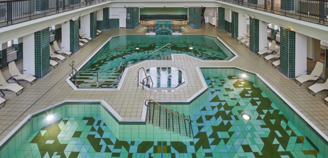 Therme mit grünem Mosaikboden von oben