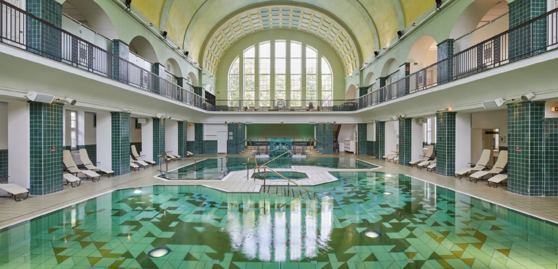 Therme mit Kuppel und Fenster