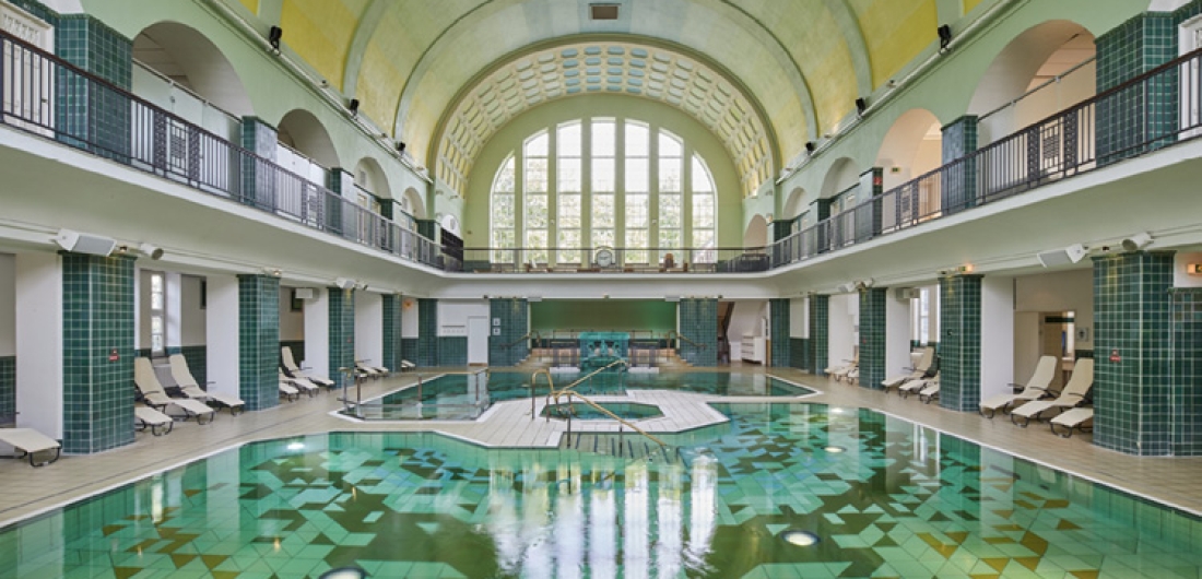 Therme mit Kuppel und Fenster